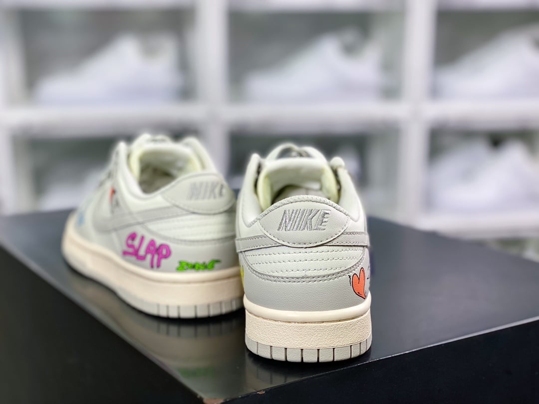 NK Dunk Low Branco Osso Chrome Heart Graffiti - Vista 4