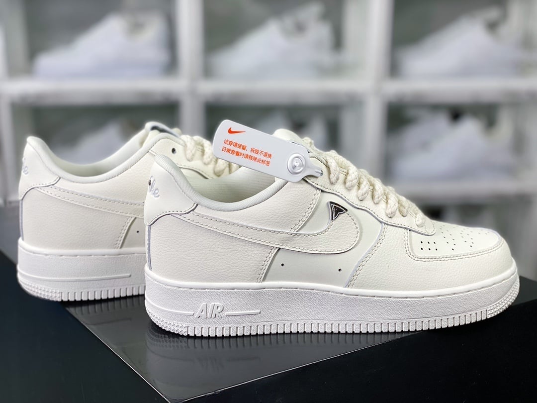 Nike Leather Branco com Prata e Pequeno Diamante - Vista 2