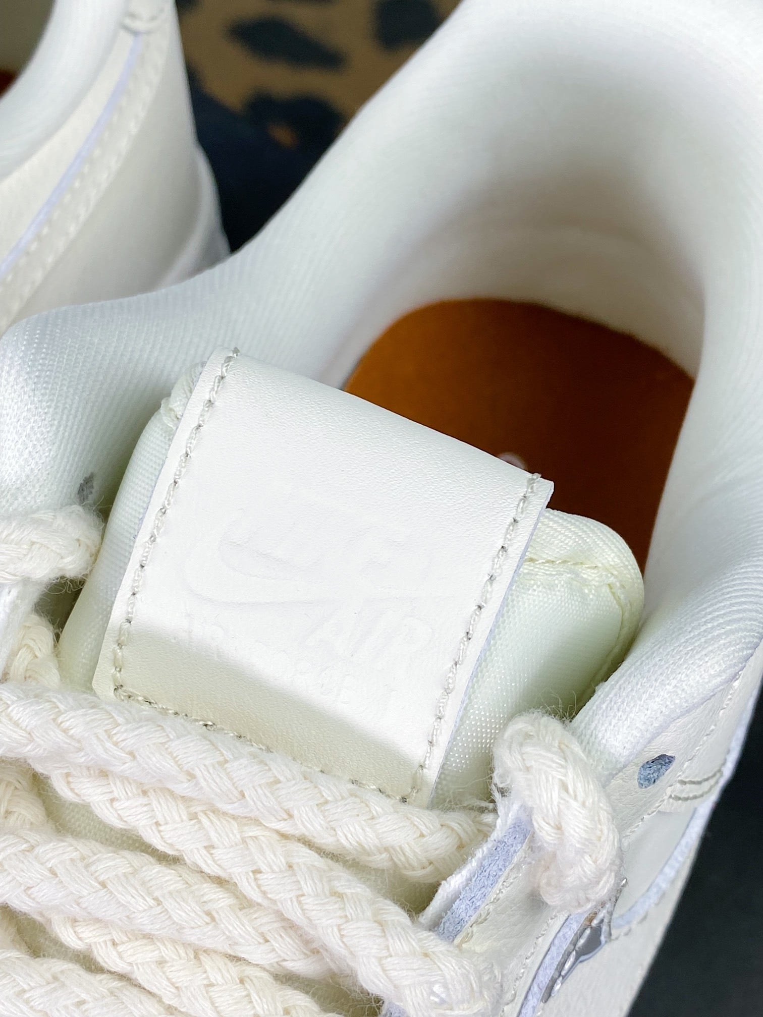 Nike Leather Branco com Prata e Pequeno Diamante - Vista 7