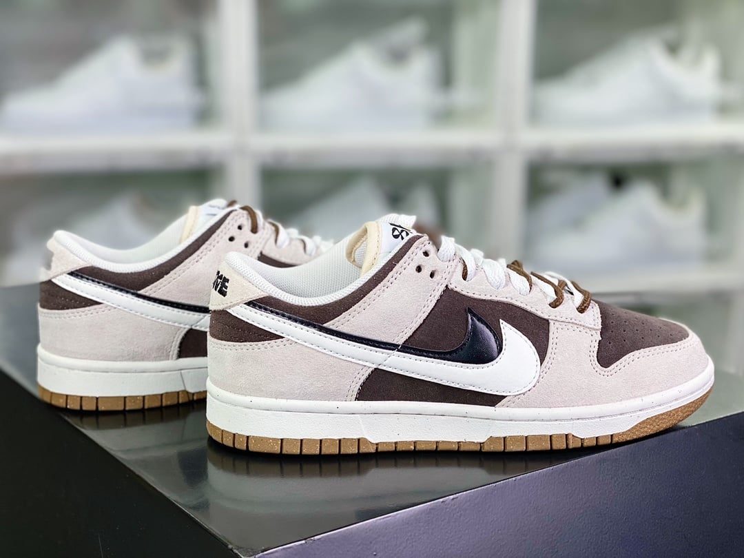NK Dunk Low Camurça Cinza Claro, Marrom Escuro, Preto e Branco Duplo Gancho - Vista 2