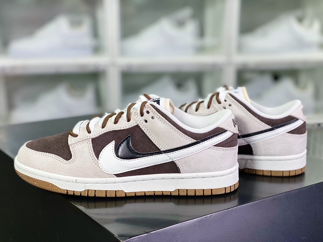 NK Dunk Low Camurça Cinza Claro, Marrom Escuro, Preto e Branco Duplo Gancho - Vista 3