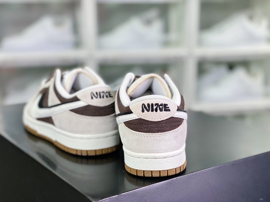 NK Dunk Low Camurça Cinza Claro, Marrom Escuro, Preto e Branco Duplo Gancho - Vista 4