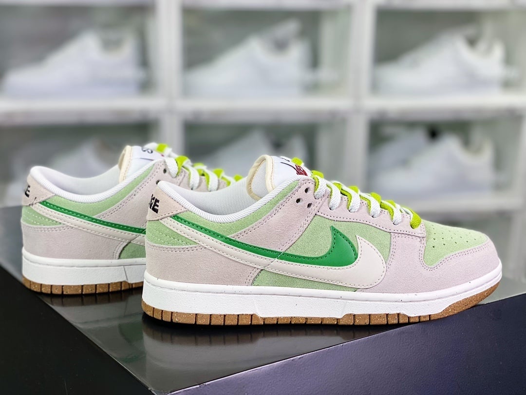 NK Dunk Low Camurça Cinza Claro e Verde Maçã Duplo Gancho - Vista 2