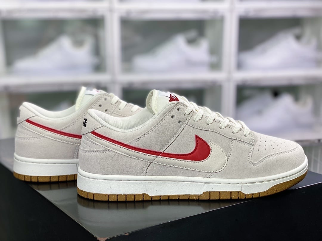 NK Dunk Low Camurça Branco Cinzento Vermelho Duplo Swoosh - Vista 2