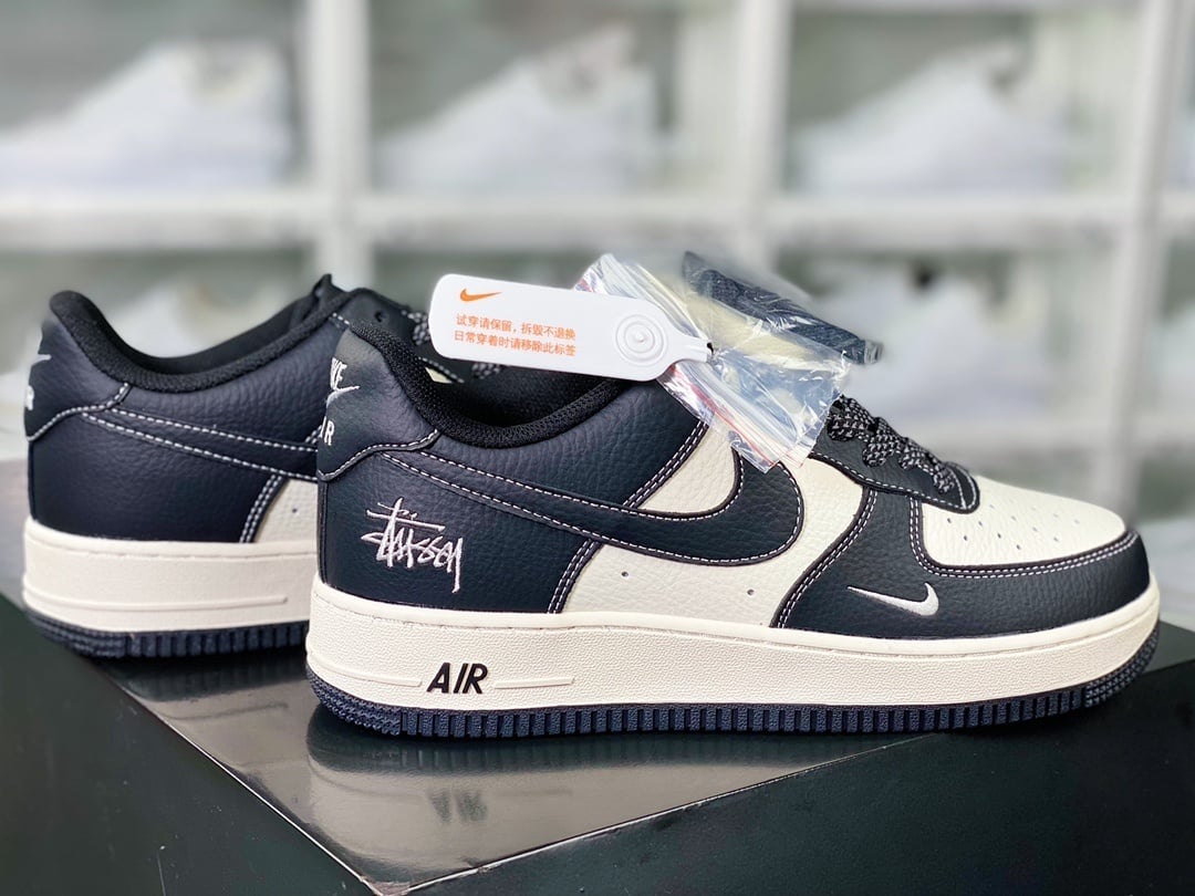 Nike Stussy Preto, Branco e Hooks Bordados - Vista 2