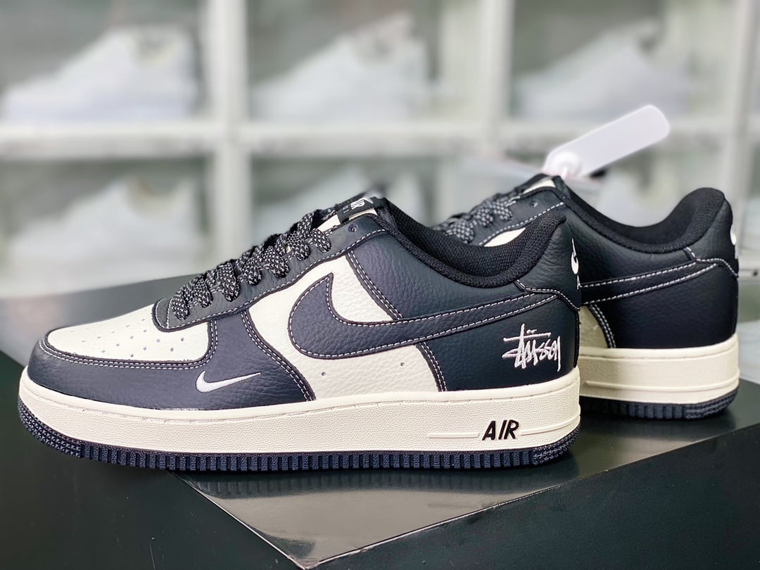 Nike Stussy Preto, Branco e Hooks Bordados - Vista 3