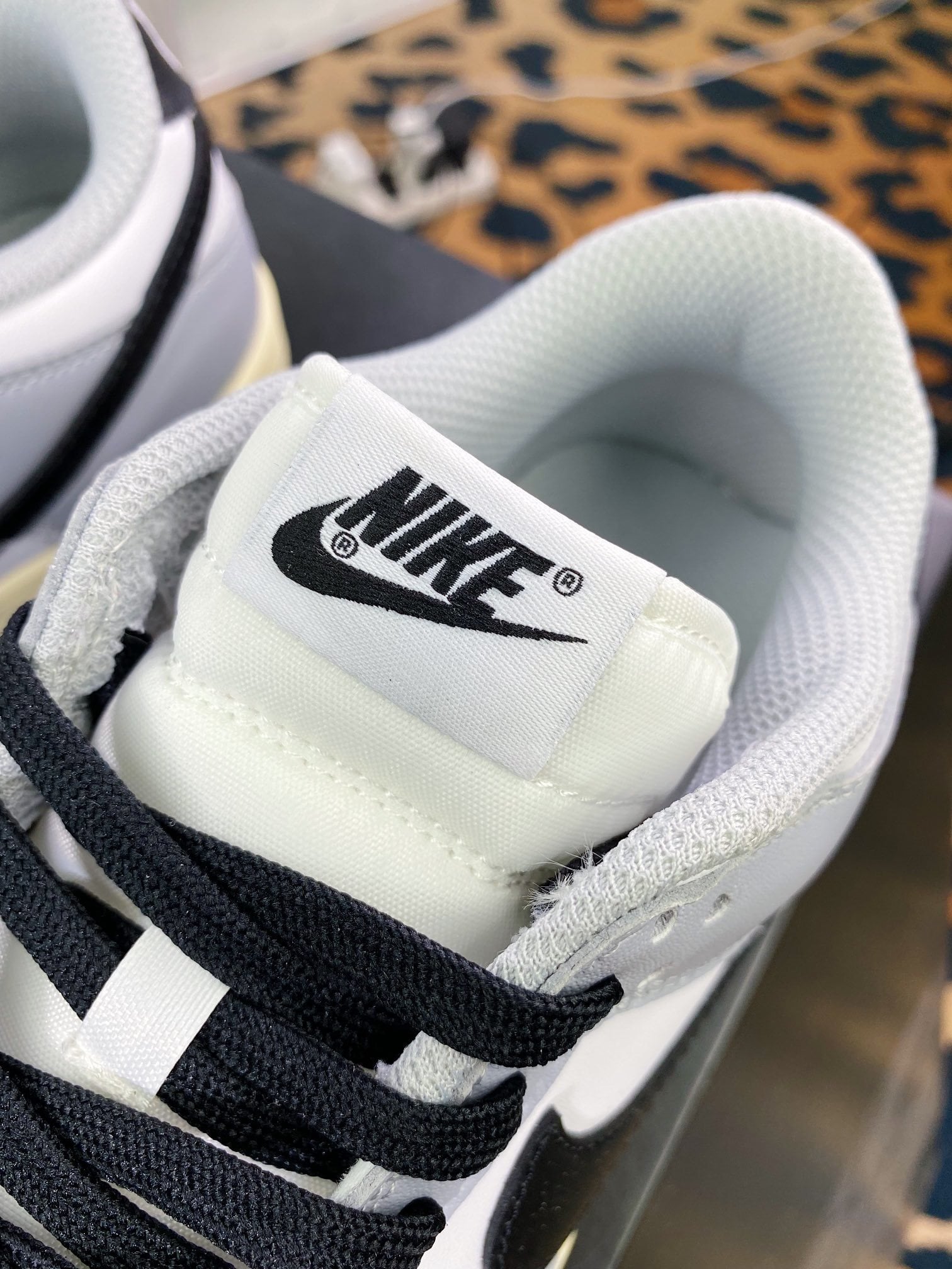 NK Dunk Low Cinza Escuro e Branco - Vista 6