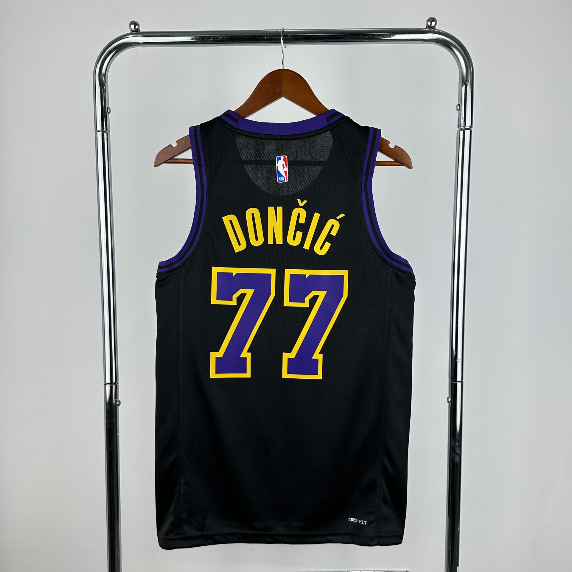 Camisola NBA Los Angeles Lakers City Edition 2025/26 - Luka Dončić #77 - Vista 1