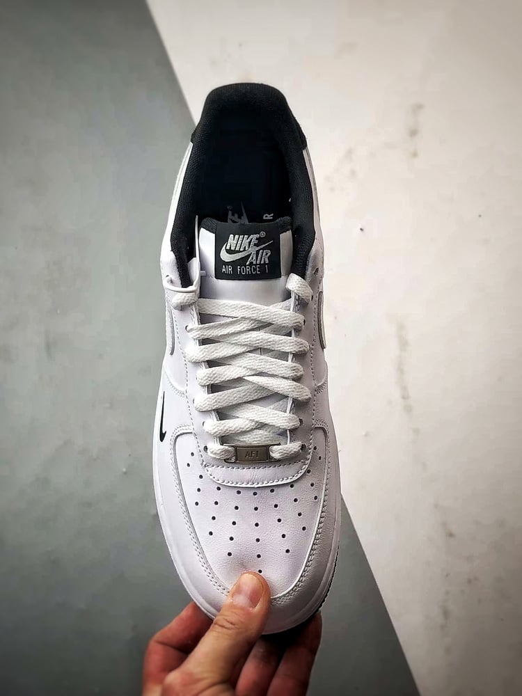 Air Force 1 '07 Low Branco com Mini Swoosh Preto - Vista 2