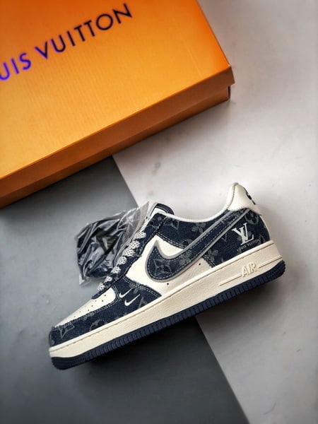 LV x Air Force 1 Low Branco e Azul Denim - Vista 3