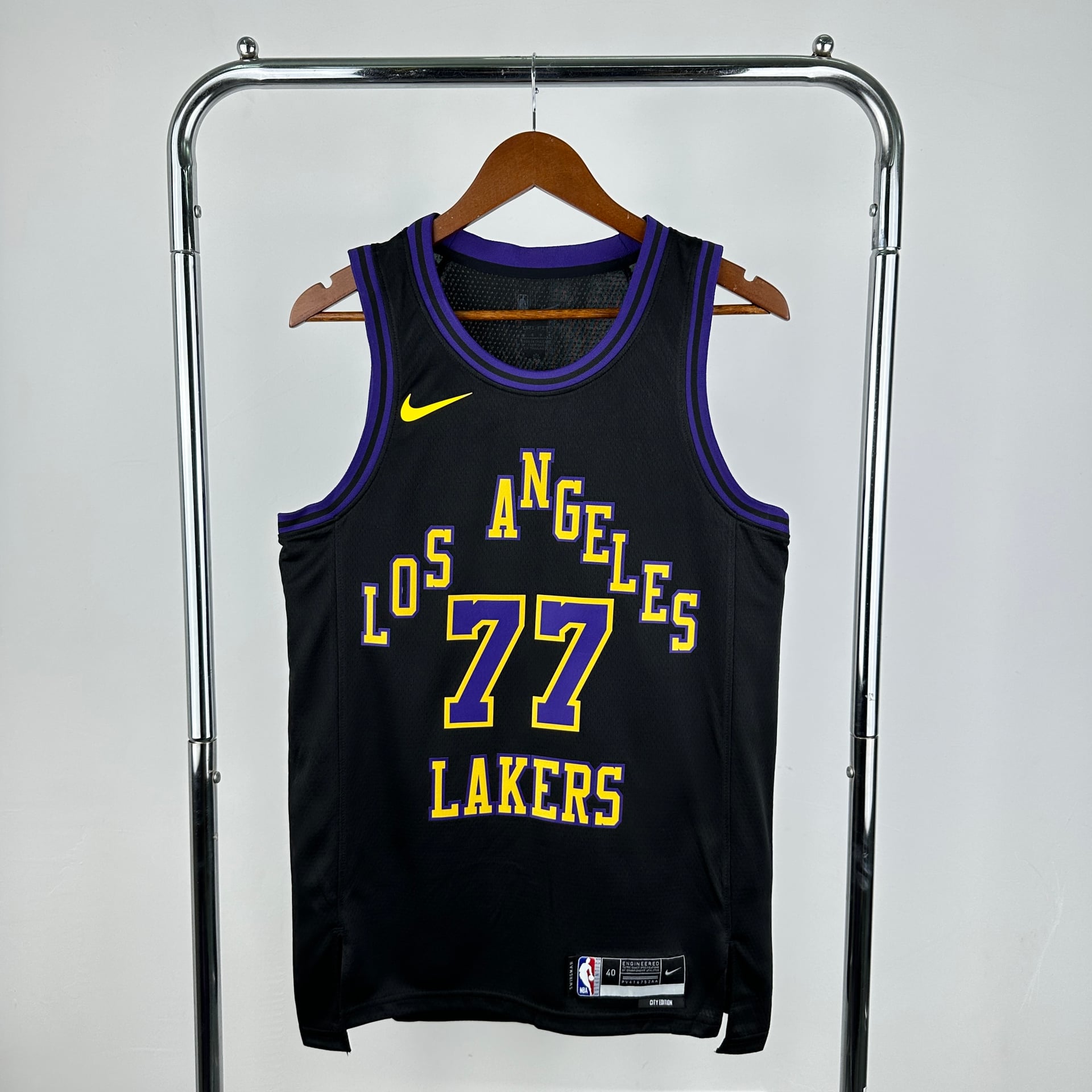 Camisola NBA Los Angeles Lakers City Edition 2025/26 - Luka Dončić #77 - Vista 2