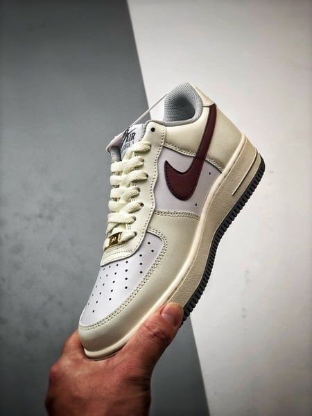 Air Force 1 '07 Low Creme e Vermelho Vinho Swoosh - Vista 5