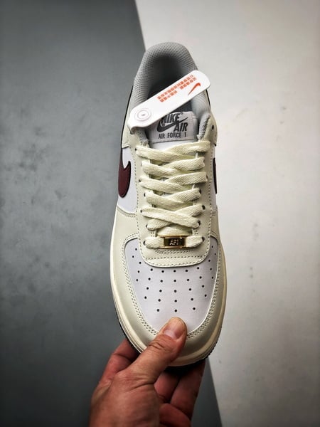 Air Force 1 '07 Low Creme e Vermelho Vinho Swoosh - Vista 9
