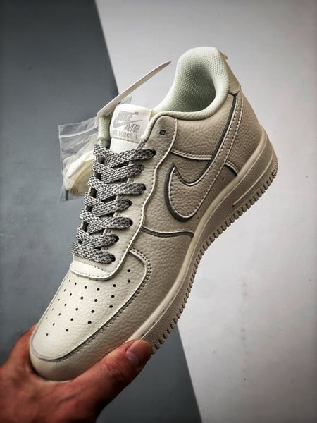 Air Force 1 '07 Low Creme e Prateado - Vista 5