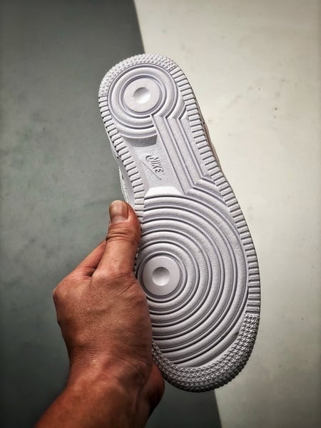 Air Force 1 '07 Low Arte Graffiti Branco e Vermelho - Vista 4