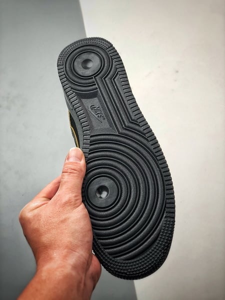 Air Force 1 '07 Low Preto e Amarelo - Vista 4