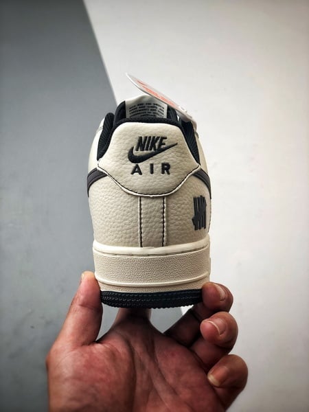 Air Force 1 Low Cinco Listras Creme e Preto - Vista 3