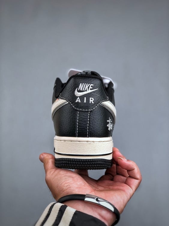 Air Force 1 '07 Low Colaboração Stüssy Branco e Preto - Vista 4