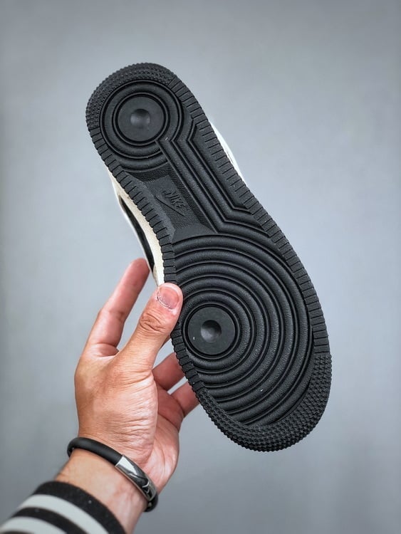 Air Force 1 '07 Low Supreme Bege e Preto com Gancho Duplo - Vista 3