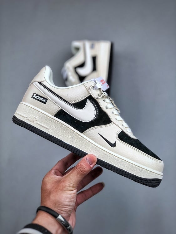 Air Force 1 '07 Low Supreme Bege e Preto com Gancho Duplo - Vista 7