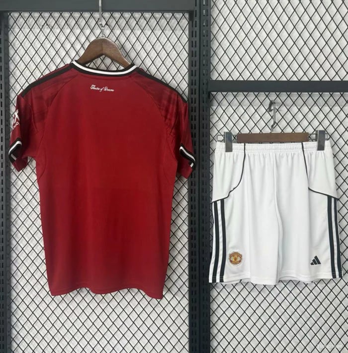 Kit Criança Manchester United I 2025/26 - Vista 2