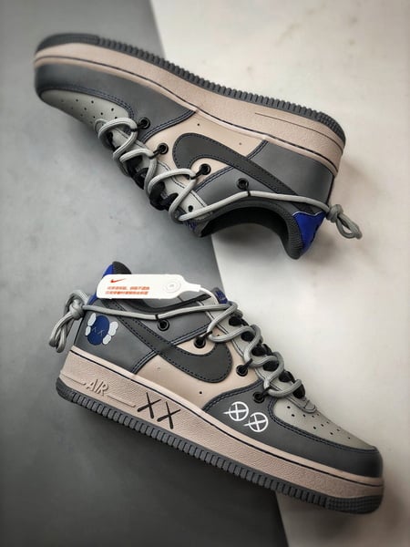 Kaws x Air Force 1 Low Cinza Real com Cordões - Vista 6