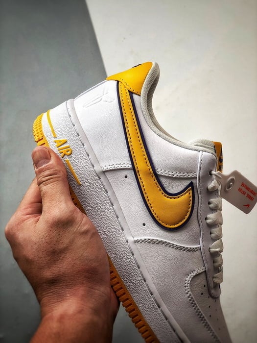 Kobe x Air Force 1 Low Branco, Amarelo e Roxo - Vista 2