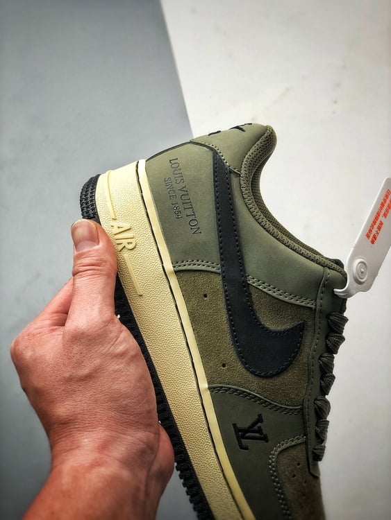LV x Air Force 1 Low Verde Oliva - Vista 2
