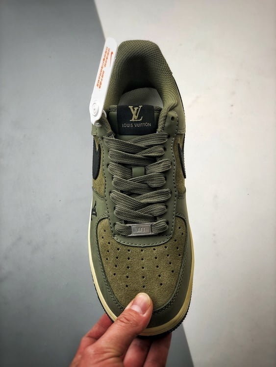 LV x Air Force 1 Low Verde Oliva - Vista 3