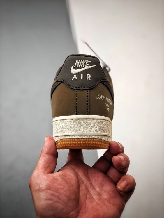 LV x Air Force 1 Low Cinza Escuro e Castanho - Vista 3