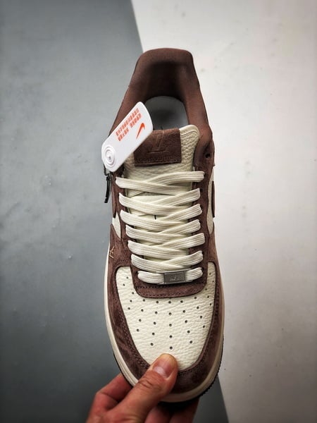 LV x Air Force 1 Low Branco e Castanho - Vista 9