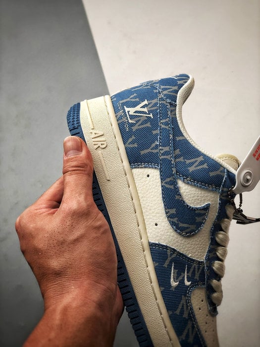 LV x Air Force 1 Low Branco e Azul Estampado - Vista 2