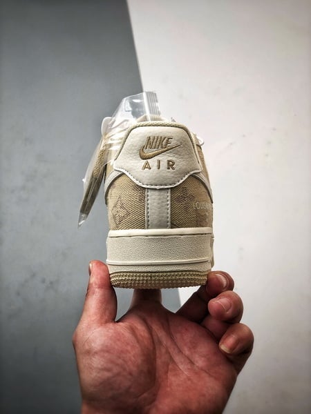 LV x Air Force 1 Low Bege, Caqui e Jeans - Vista 3