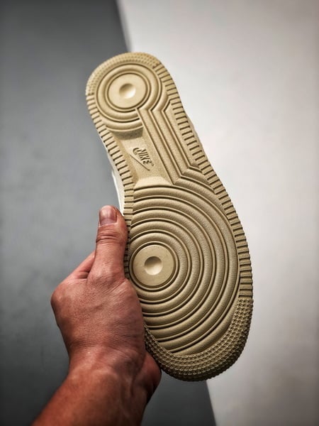 LV x Air Force 1 Low Bege, Caqui e Jeans - Vista 4