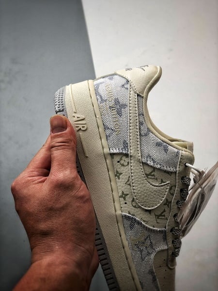 LV x Air Force 1 Low Bege, Cinzento e Jeans - Vista 2