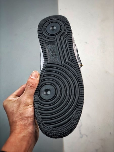 LV x NK Air Force 1 Mid Branco e Preto - Vista 4