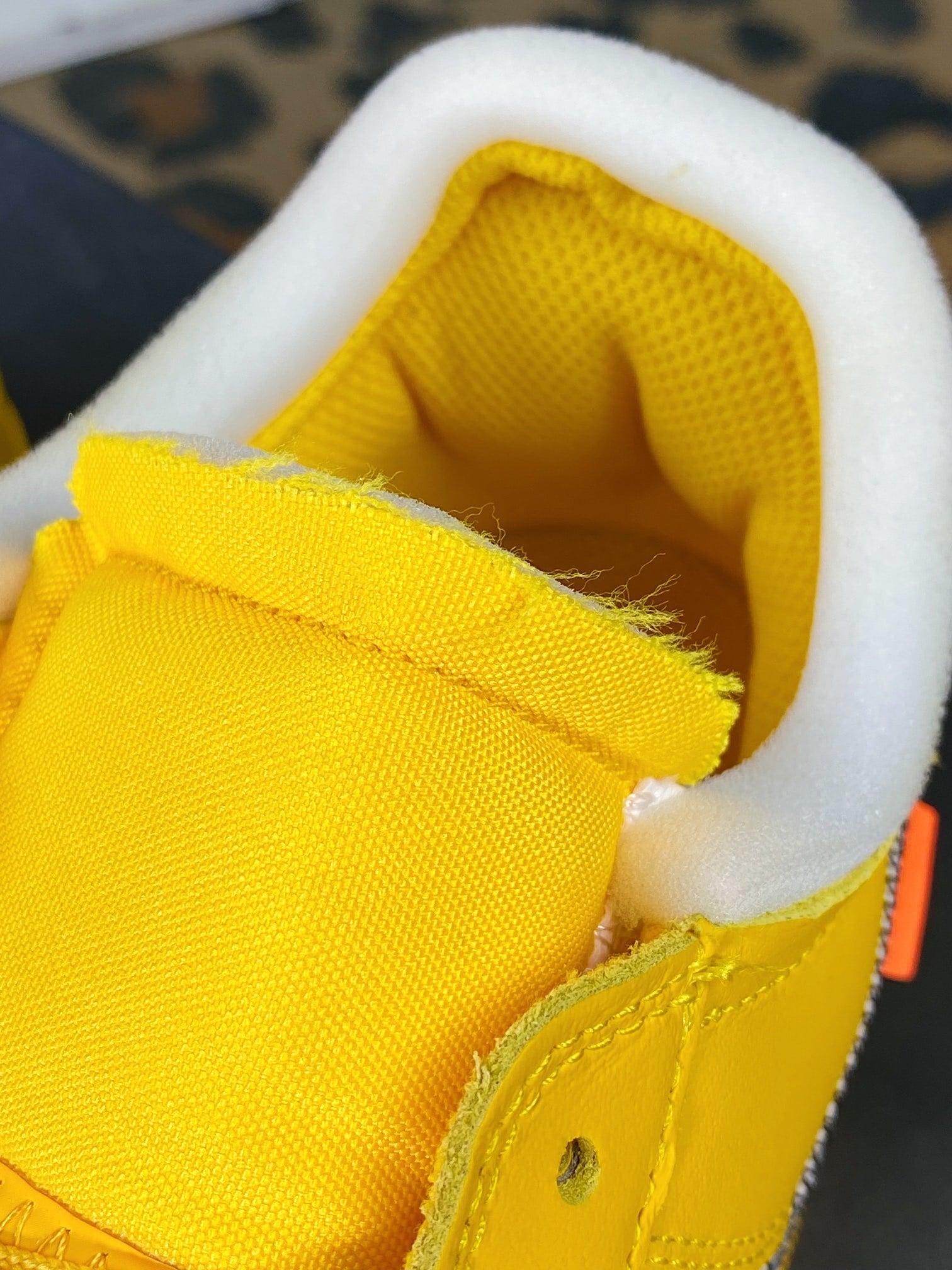 Nike OW Universidade Ouro e Prata Hook - Vista 7