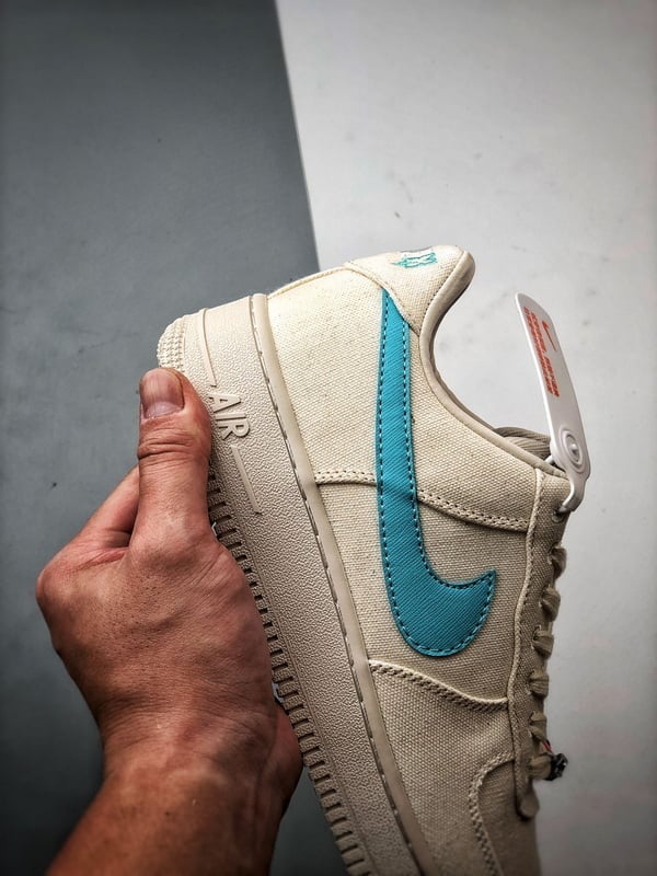 RTFKT x Air Force 1 Human bege e Azul - Vista 2