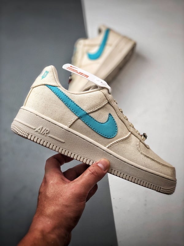 RTFKT x Air Force 1 Human bege e Azul - Vista 7