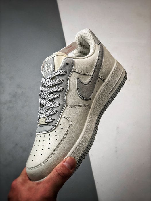 Stussy x Air Force 1 Low Creme e Cinza Reflectivo - Vista 5
