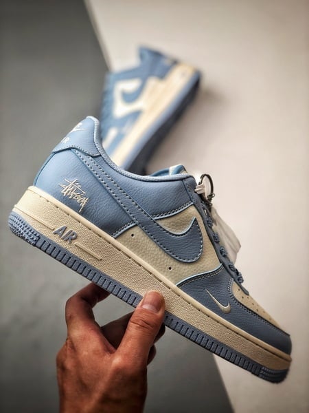 Stussy x Air Force 1 Low Off-White e Azul - Vista 7