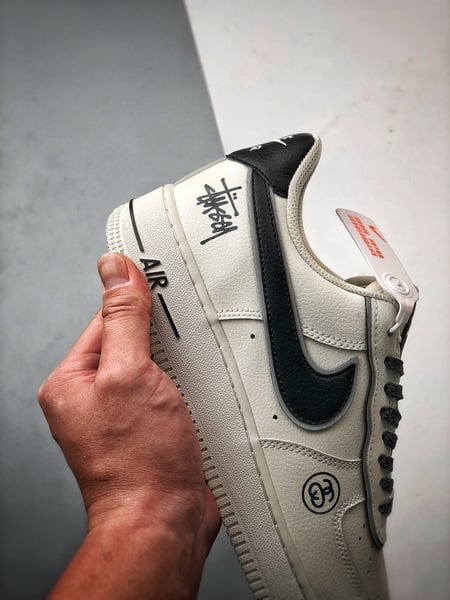 Stussy x Air Force 1 Low Creme e Preto Reflectivo - Vista 2