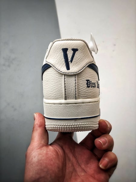 Vlone x Air Force 1 Low Bege e Azul - Vista 3
