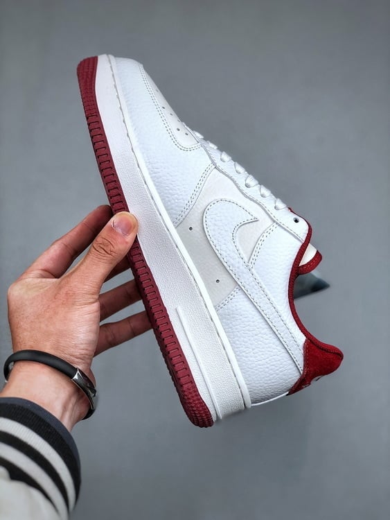 Nike Air Force 1 '07 Branco com Mini Swoosh Vermelho - Vista 2