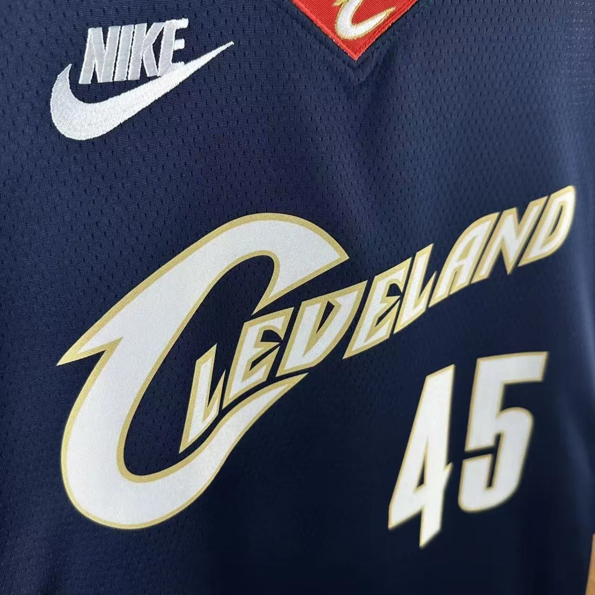 Camisola NBA Cleveland Cavaliers Classic Edition 2025/26 - Donovan Mitchell #45 - Vista 3