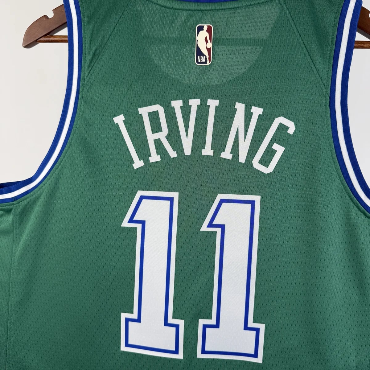 Camisola NBA Dallas Mavericks Classic Edition Verde 2025/26 - Kyrie Irving #11 - Vista 3