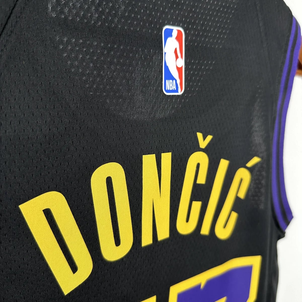 Camisola NBA Los Angeles Lakers City Edition 2025/26 - Luka Dončić #77 - Vista 3