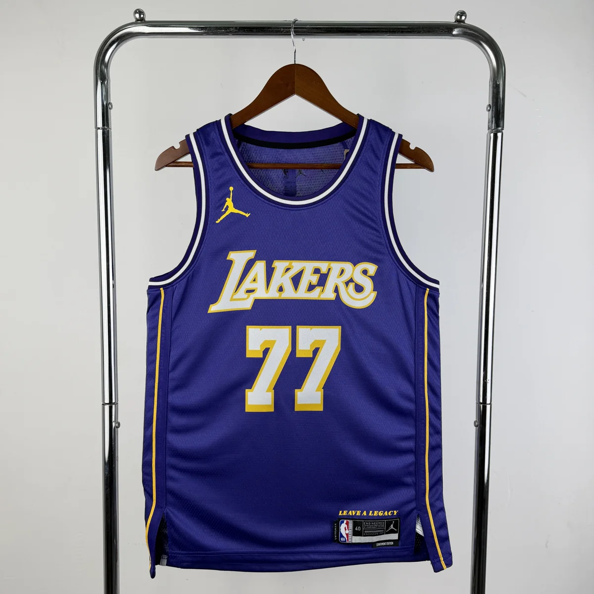 Camisola NBA Los Angeles Lakers Statement Edition 2025/26 - Luka Dončić #77 - Vista 3