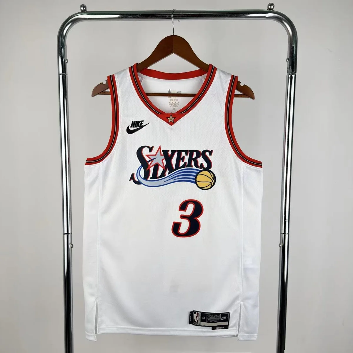 Camisola NBA Philadelphia 76ers Classic Edition Branca 2025/26 - Allen Iverson #3 - Vista 3
