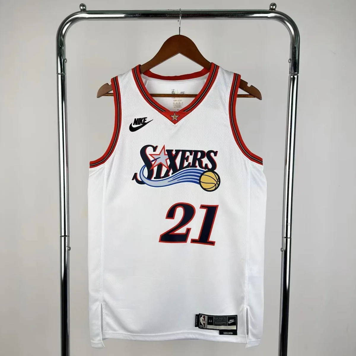 Camisola NBA Philadelphia 76ers Classic Edition Branca 2025/26 - Joel Embiid #21 - Vista 2